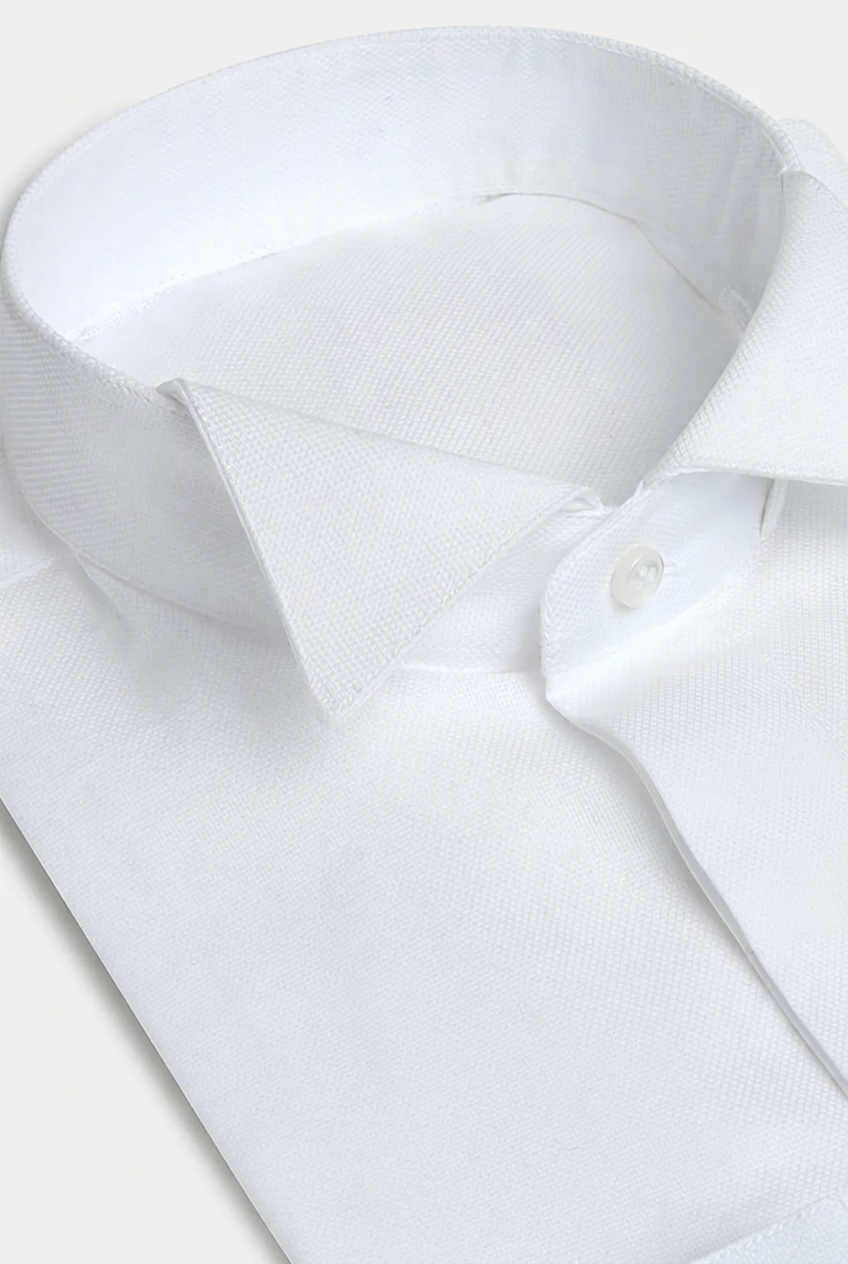 Camicia bianca su misura da cerimonia con collo aperto e polsini doppi da gemelli