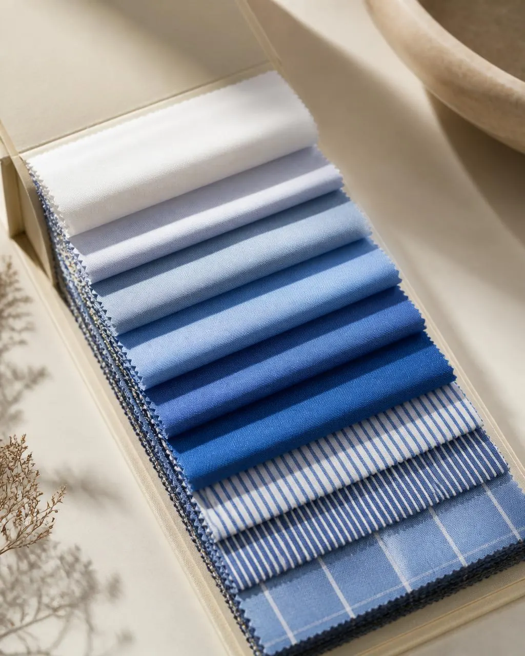 Cartella tessuti per camicie su misura: popeline, twill, righe e quadri in gradazioni di azzurro